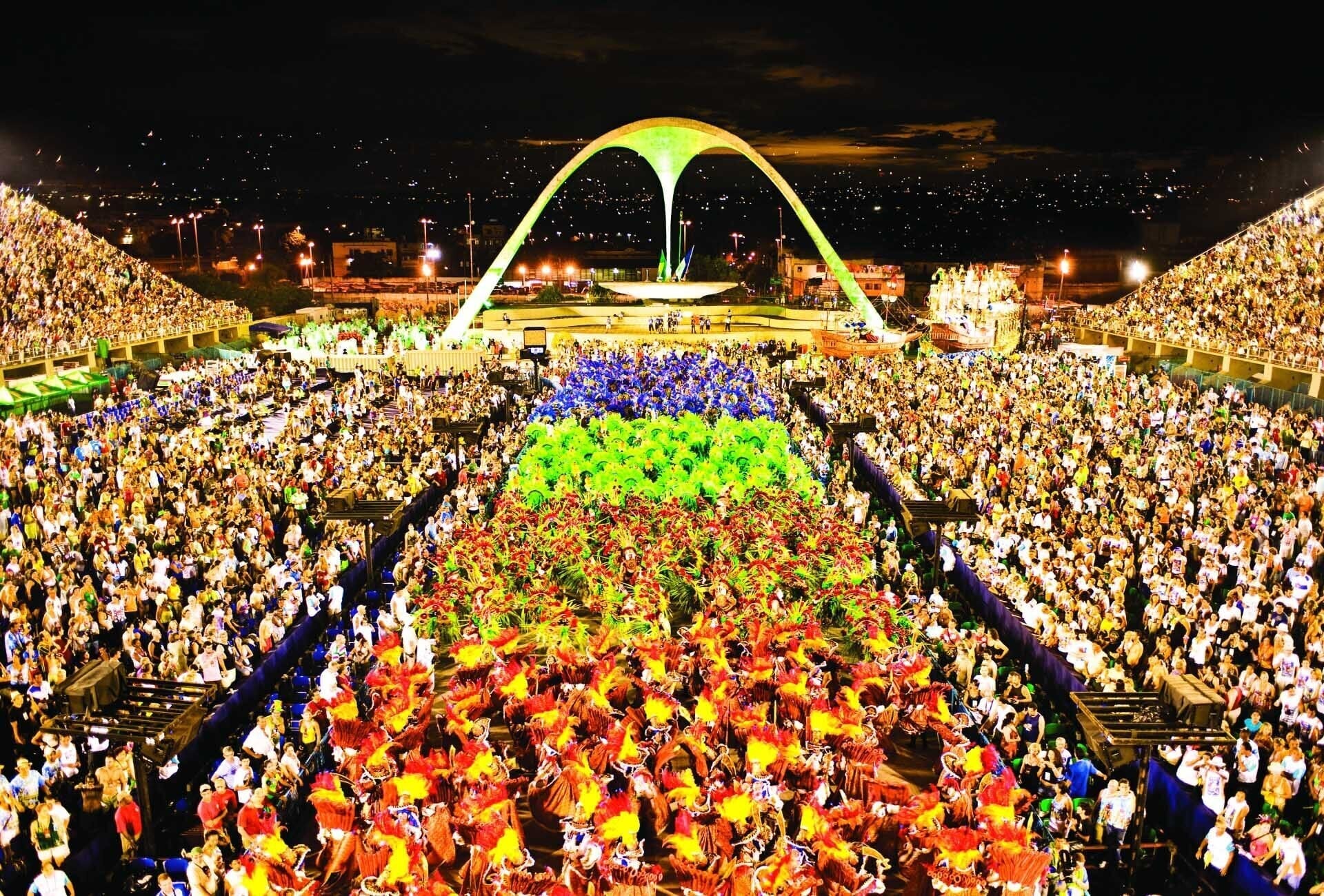 O carnaval de rua e os desfiles das Escolas de Samba no Rio e em São Paulo