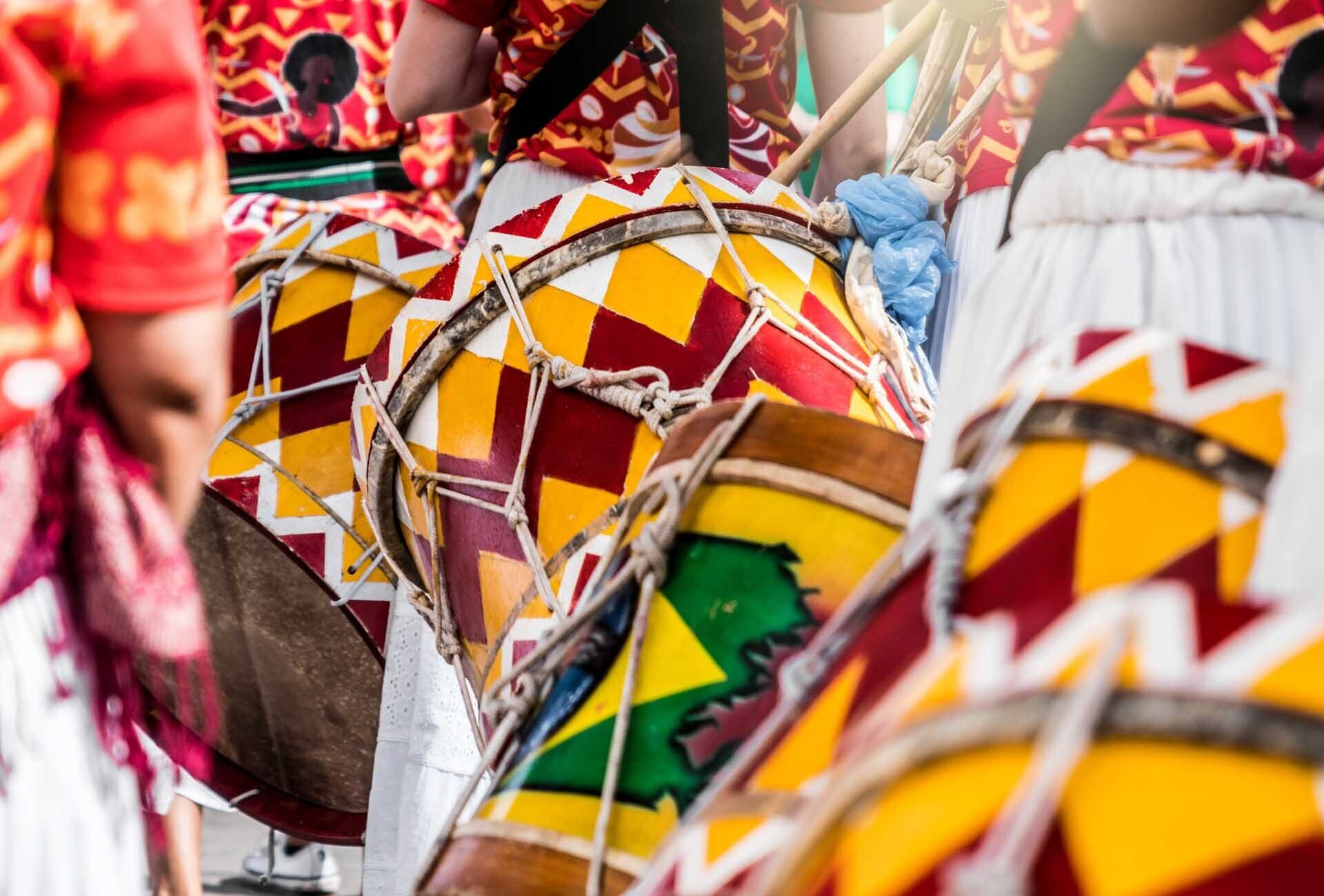 Trios Elétricos, camarotes e beleza dos blocos afro na capital da Bahia
